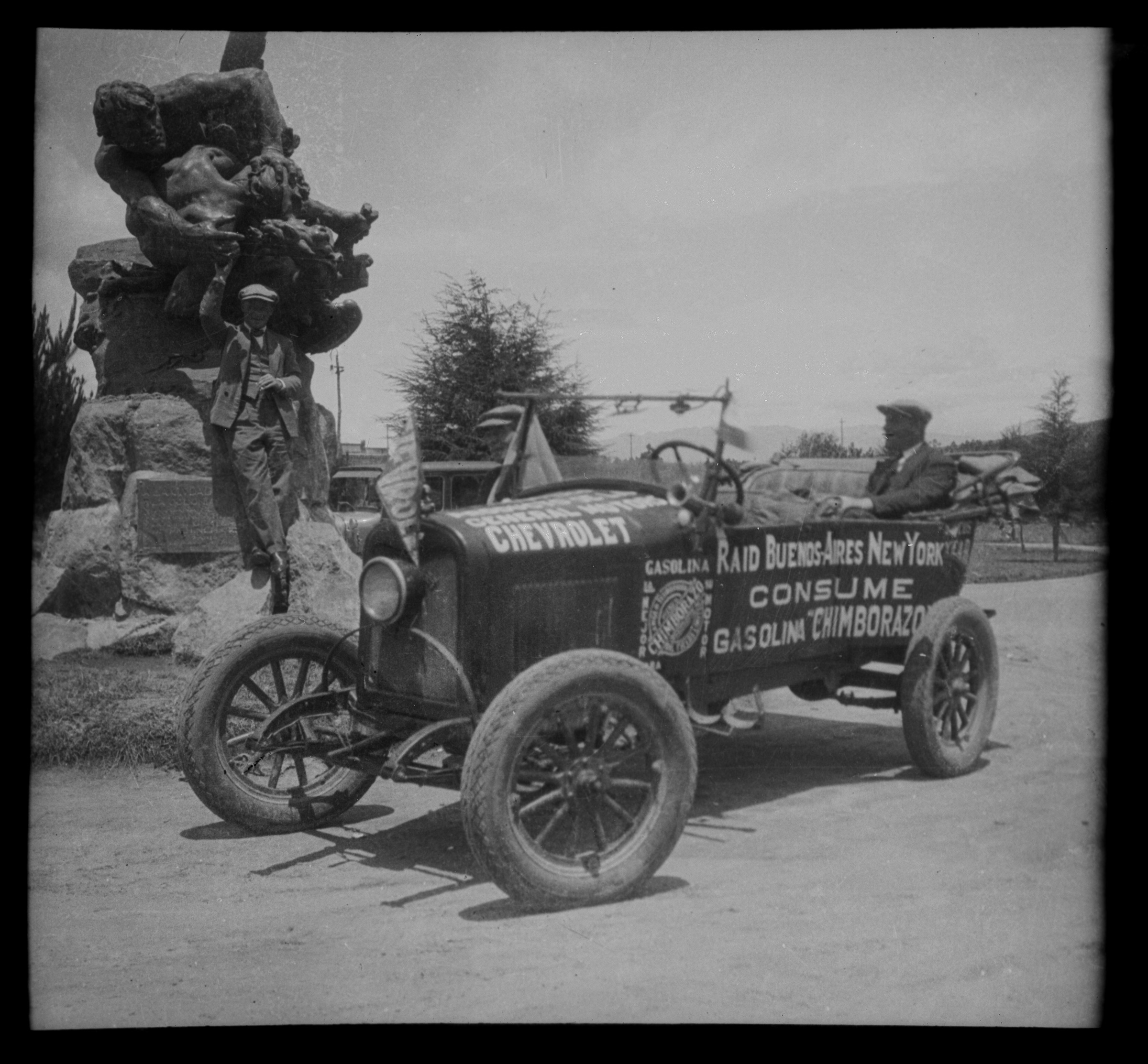 Raid Buenos Aires-New York en el monumento a La Lucha Eterna en parque El Ejido, Quito, ca 1926 ©ArchivoSalazar EC INTE FS-FSC-NEG-C1.H10.F0001
