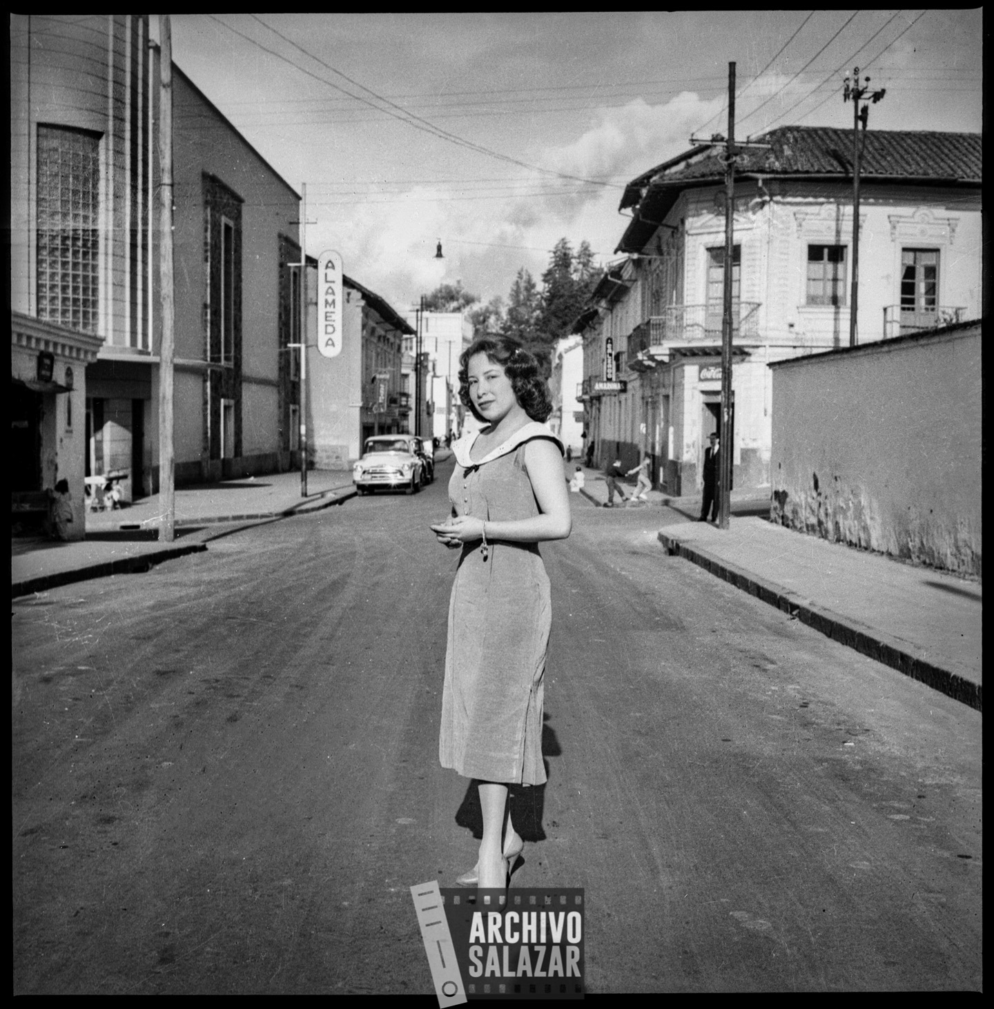 Vecina de barrio Pepa Salazar, con el parque Alameda al fondo en la calle Antonio Arenas . Roberto Salazar, ca. 1960 
©ArchivoSalazar