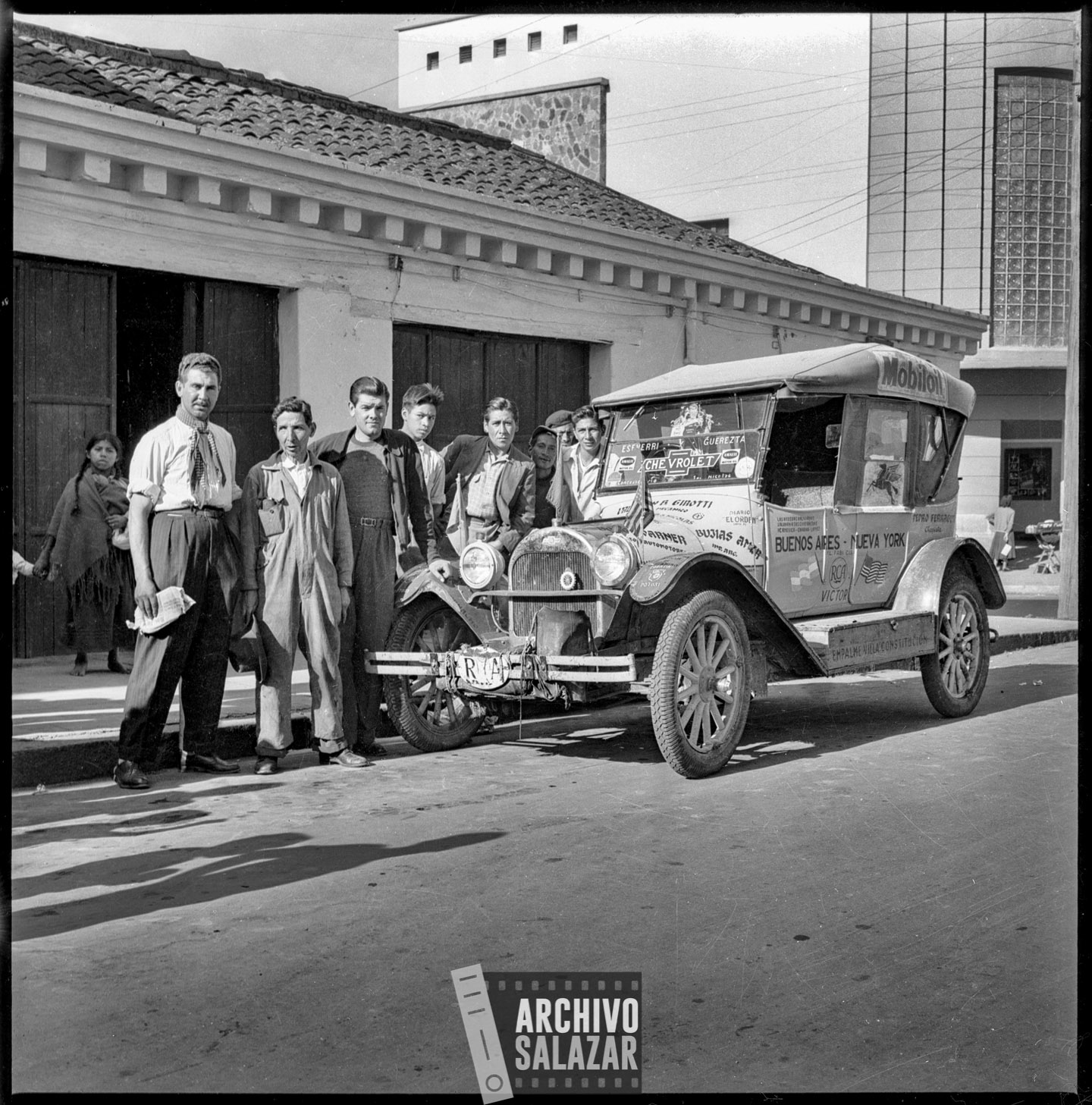 Raid Argentina–Nueva York. Pilotos argentinos hacen una parada frente al taller mecánico de Francisco Salazar Cortes de la calle Antonio Arenas durante el raid automovilístico Argentina–Nueva York. 

Roberto Salazar, ca. 1963
©ArchivoSalazar