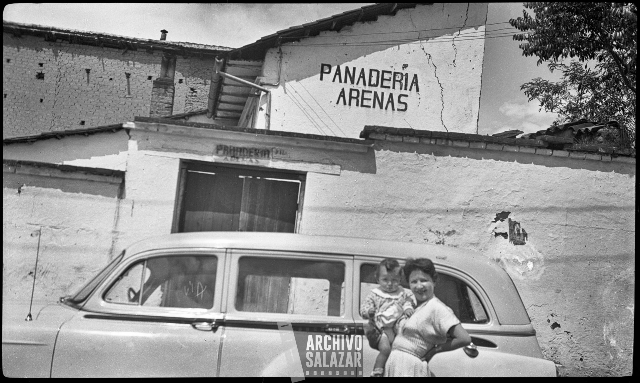 Los inicios de la Panadería Arenas, negocio familiar que crecería hasta convertirse en una reconocida franquicia. 
Lola Salazar, Calle Arenas con Freddy Bolaños. 
Francisco Salazar Cortés, ca. 1955

©ArchivoSalazar