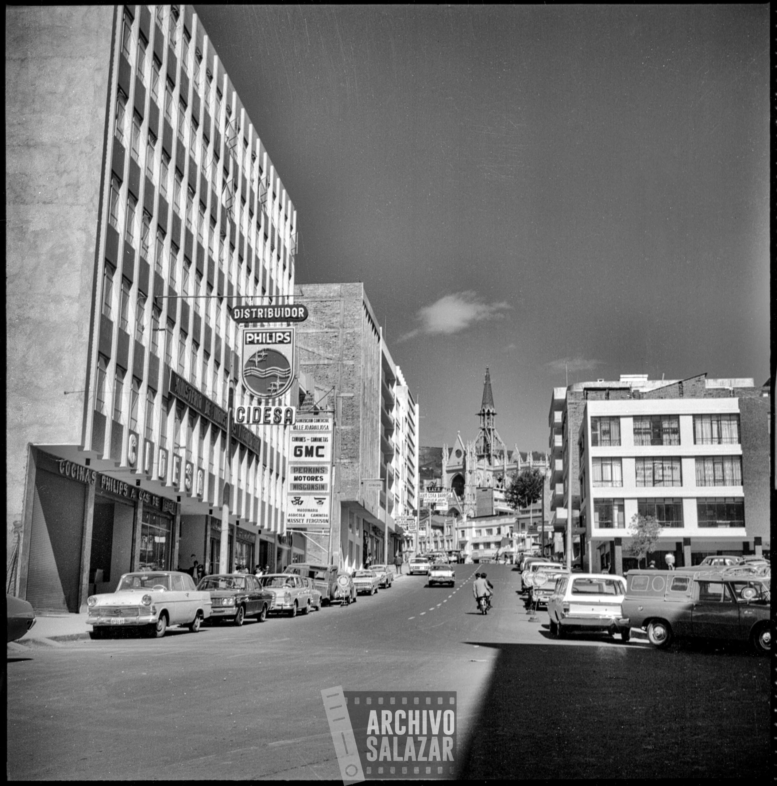 Calle Santa Prisca, al fondo la Basílica del Voto Nacional.
 
Roberto Salazar, ca. 1965

©ArchivoSalazar