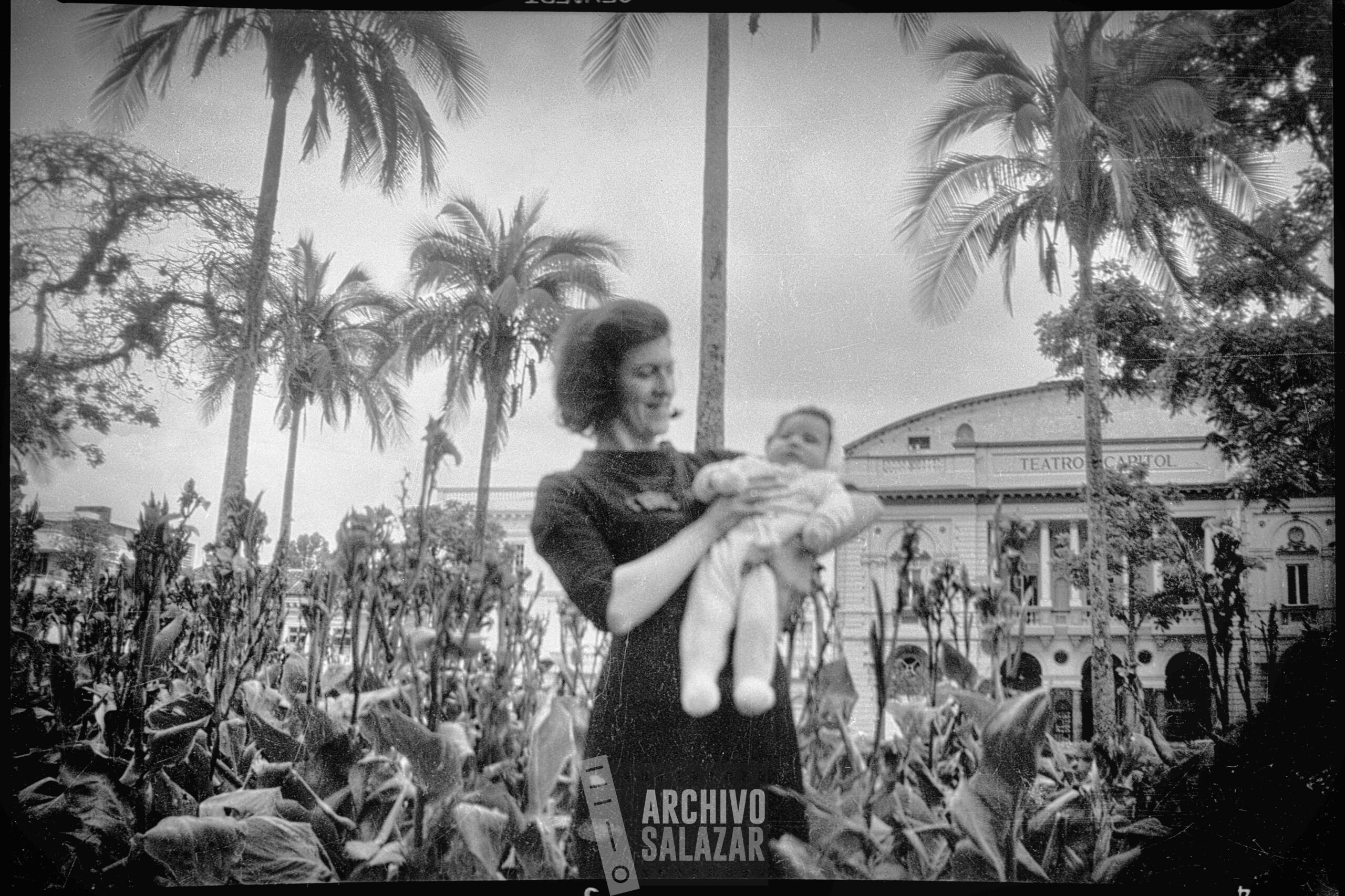 Mujer en el parque La Alameda con el Teatro Capitol al fondo.

Francisco Salazar Cortes, ca. 1940

©ArchivoSalazar